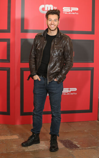 Um dia antes da estreia o elenco da novela 'Alguém Perdeu' junta-se para assistir ao primeiro episódio: Adoraram!