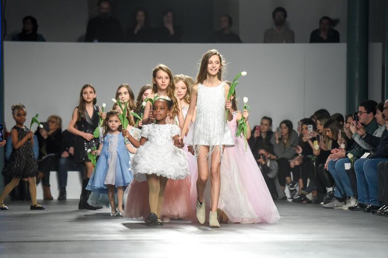 Filhas de Pepe, Salvio e Fábio Coentrão brilham em desfile de Micaela Oliveira