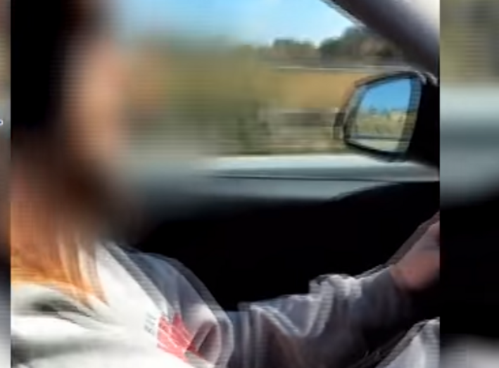 Menor a conduzir a 220 quilómetros por hora