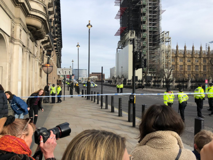 Veículo suspeito fecha ponte junto ao Parlamento em Londres