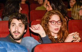 Finalmente juntos! Salvador Sobral e a mulher divertem-se em público e mostram alianças