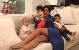 Que luxo! Georgina usa ténis de mais de 1000 euros para brincar com os filhos