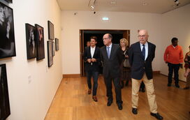 Exposição RAW.SPECTIVE mostra celebridades em poses pouco habituais