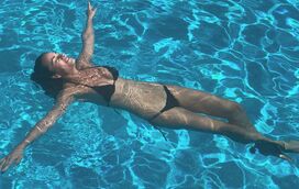 Que diva! Cláudia Vieira mostra-se de férias no Algarve e é ofendida: "Cabr**a" 