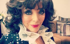 Joan Collins teve de receber tratamento médico após inalar muito fumo com incêndio em casa