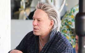Impressionante a cara de Mickey Rourke, depois de anos e anos de operações estéticas