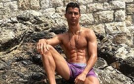 Sexy boy! Cristiano Ronaldo faz a foto da praxe com músculos para dar e vender