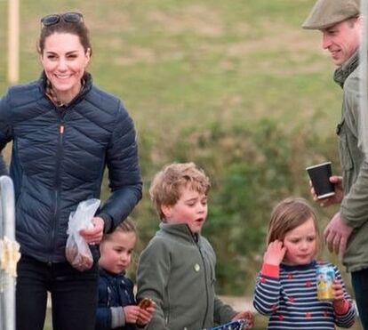 A vida fora do palácio! Quando os principezinhos George e Charlotte parecem crianças iguais às outras