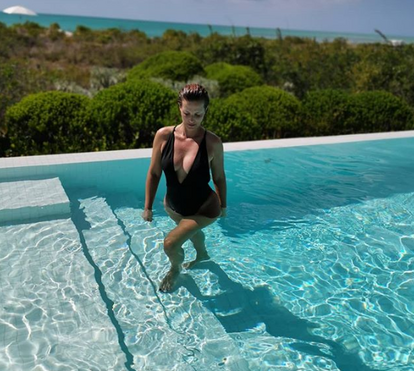 Finalmente em fato de banho, sexy e a provocar os fãs. Cristina no paraíso... mais sexy do que nunca!