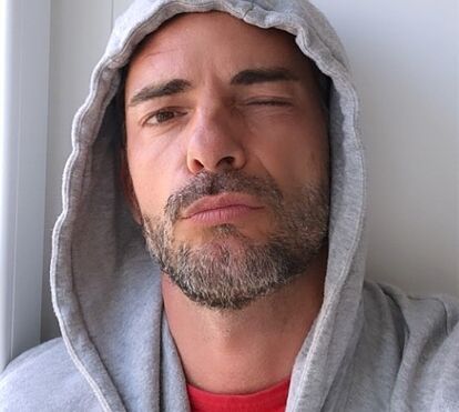 É o amor! Cláudio Ramos 'muito orgulhoso' do namorado na estreia do seu novo musical