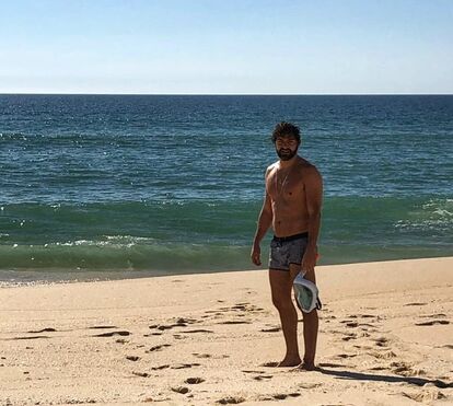 Namorado de Cláudio Ramos na praia, completamente nu: 'Estreei-me e cá de uma maneira'