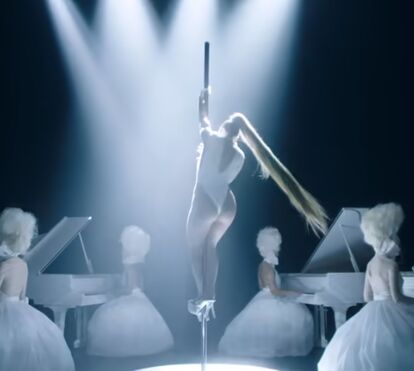 Bomba latina! Jennifer Lopez mais atrevida do que nunca mostra tudo em novo vídeo 'Medicine'