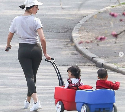 Sempre segura! Georgina leva guarda-costas no passeio com os filhos mais novos