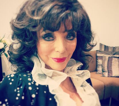 Joan Collins teve de receber tratamento médico após inalar muito fumo com incêndio em casa