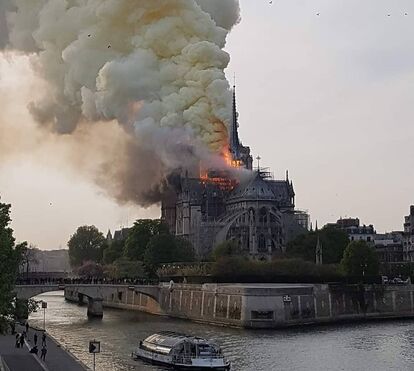 Chamas atingem Catedral Notre-Dame em Paris