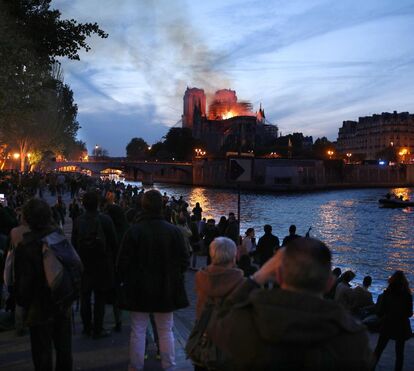 Público chora junto da catedral de Notre-Dame