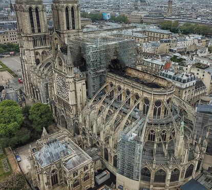 Tese do milagre divino cresce em França: veja as impressionantes imagens aéreas da Notre Dame após inferno das chamas