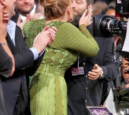 Recém-separada Adele anda no 'engate' de milionários na internet 