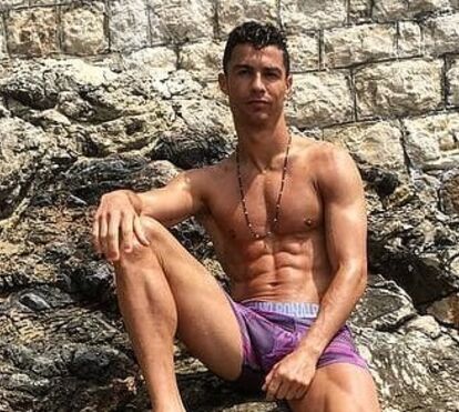 Sexy boy! Cristiano Ronaldo faz a foto da praxe com músculos para dar e vender
