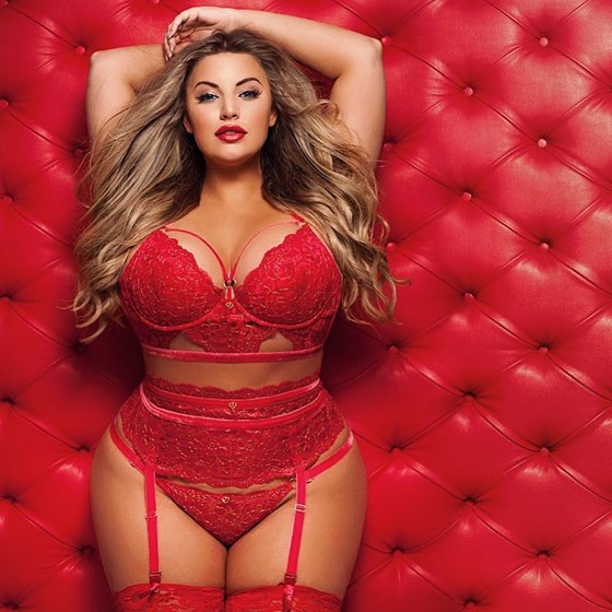 Conheça a modelo plus size que adora mostrar se me lingerie ousada Flashes FLASH