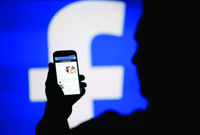 Utilizador acede ao Facebook no telemóvel