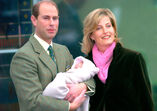 Andrew (segundo filho da rainha Isabel ll) e a sua mulher Sarah, com a primeira filha Beatrice. (1988)