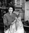 Rainha Isabel ll com o primeiro filho, Charles. (1948)