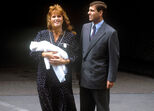 Andrew (segundo filho da rainha Isabel ll) e a sua mulher Sarah, com a primeira filha Beatrice. (1988)