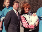 Andrew e Sarah, com a segunda filha Eugenie. (1990)