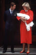 Charles e Diana, com o segundo filho Harry. (1985)