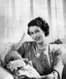 Rainha Isabel ll com a sua única filha Anne. (1950)