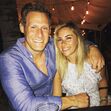 Trevor Engelson com a sua atual esposa. 