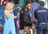 Yannick Djaló e Luciana Abreu à porta da escola das filhas. 