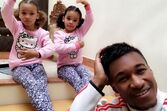 Yannick Djaló com as filhas.