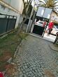 Yannick Djaló à porta da escola das filhas