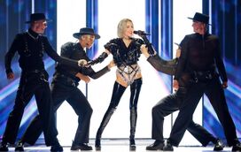 Da miséria para a fama! Conheça a história de vida da concorrente do Chipre que se apresentou vestida de latex