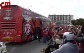 Euforia e loucura na saída do autocarro do Benfica a caminho do estádio da Luz