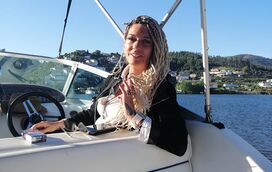 O senhor que se segue! Maria Leal apresenta novo namorado milionário em passeio de barco... e brinca: "Estamos na penúria!"