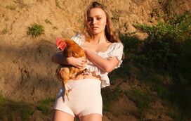 Lily-Rose Depp herdou a beleza dos seus famosos pais