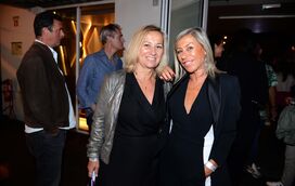 Uma animação! Famosos divertem-se ao som do DJ Eddie Ferrer na discoteca Lust in Rio