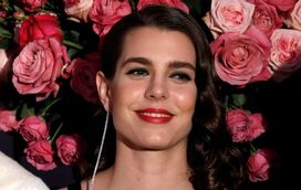 Inesperado: Charlotte Casiraghi surpreende com dotes de cantora em espetáculo ao ar livre