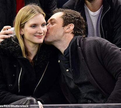 Surpresa! Jude Law casa em segredo com noiva 14 anos mais nova