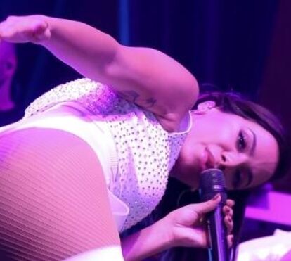 Impróprio para cardíacos! Anitta mostra novo visual no show em que rebola até ao chão 