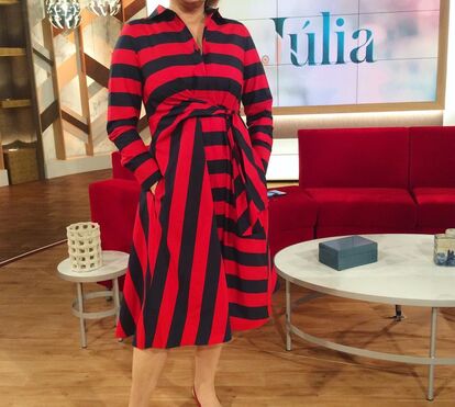 Quer parecer mais magra? As estrelas da televisão mostram como este modelo de vestido faz qualquer mulher muito mais elegante