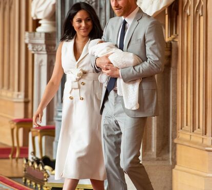 Meghan realça a barriguinha pós-parto com vestido de quase 3000 euros