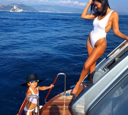 Kourtney, a mais natural e a mais bela das Kardashian? Parece que sim...