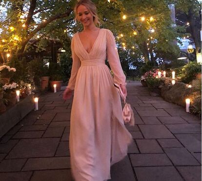 Jennifer Lawrence está noiva e mostrou o vestido que usou na festa de noivado