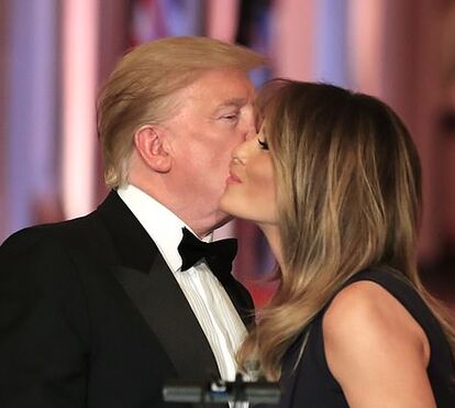 Revolução na Casa Branca! Casal Trump troca carinhos e Melania até sorri