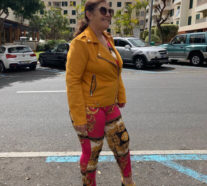 Looks diários! Amarelo e vermelho são as cores preferidas de Dolores Aveiro