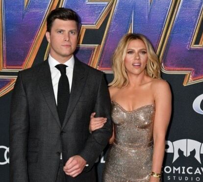 Depois de dois anos de namoro, Scarlett Johansson revela noivado com Colin Jost
